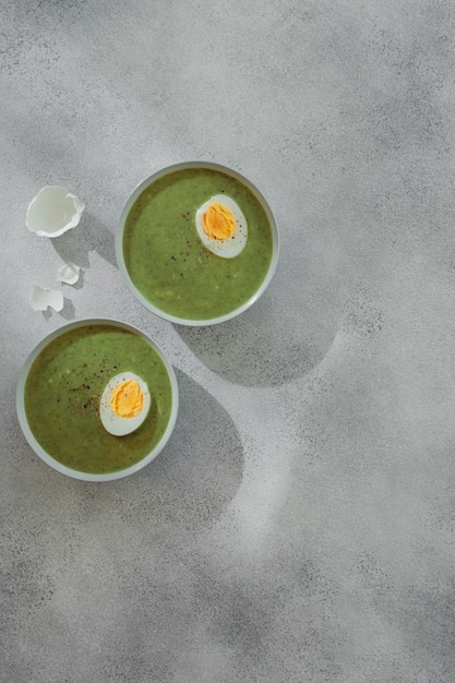 Soupe à la crème d'épinards avec vue de dessus d'oeuf à la coque