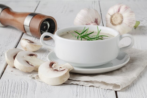 Soupe à la crème fraîche aux champignons maison