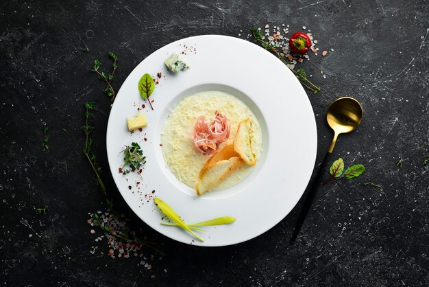 Soupe à la crème de fromage au prosciutto Cuisine italienne Vue de dessus Style rustique