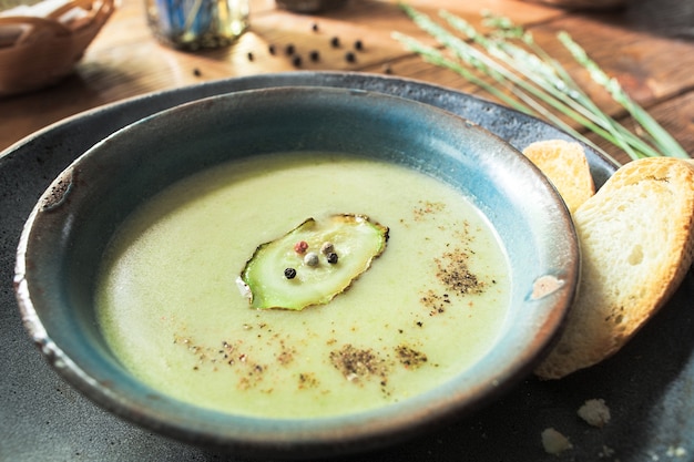 Soupe à la crème maison avec des légumes et du pain