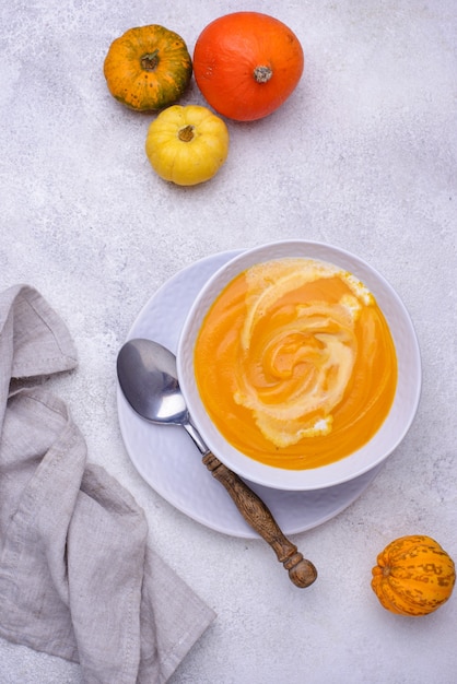 Soupe à la crème de potiron d'automne traditionnelle avec crème sure