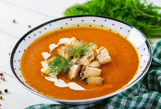 Soupe à la crème de potiron avec des morceaux de viande de poulet. Nourriture saine. Dîner.