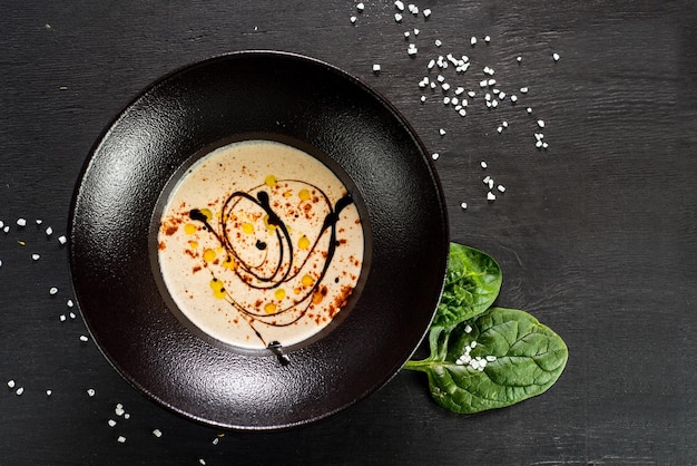 Soupe à la crème savoureuse sur fond noir