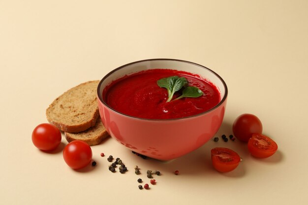 Soupe à la crème de tomate sur beige, gros plan