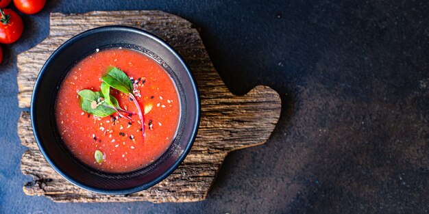 Photo soupe à la crème de tomates au poivre dans un bol