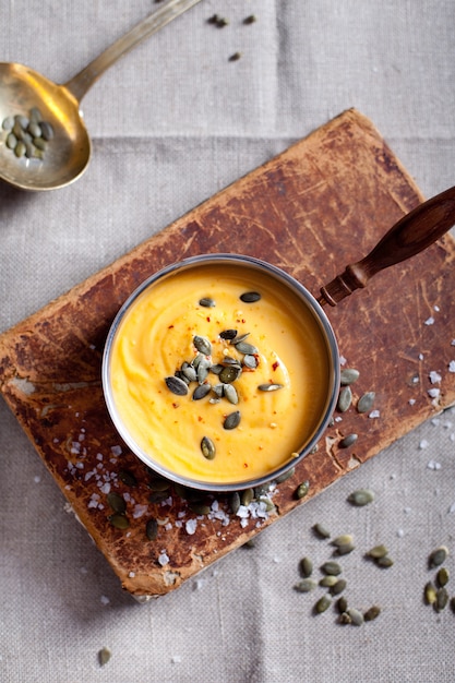 Soupe à la crème de umpkin dans une rôtissoire