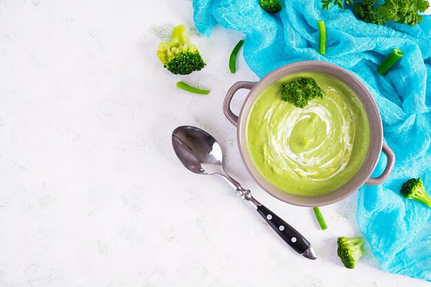 Soupe à la crème végétarienne au brocoli et aux pois Déjeuner diététique sain Vue de dessus