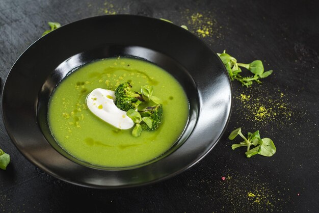 Soupe à la crème verte de brocoli sur fond noir