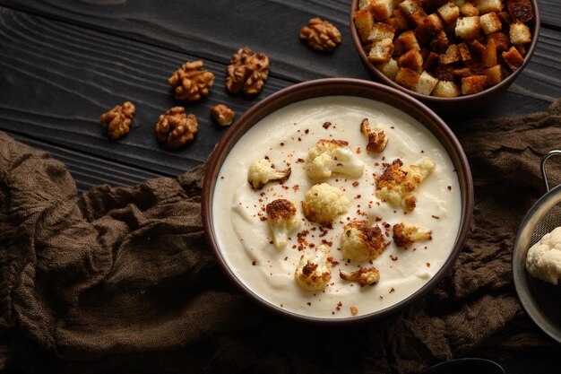 Soupe crémeuse au chou-fleur avec chou-fleur frit et croûtons