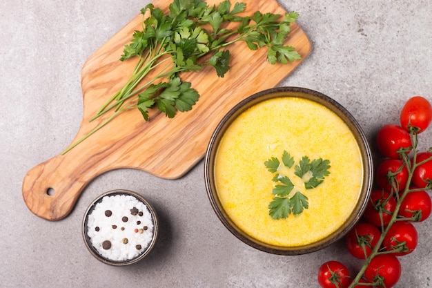 Soupe crémeuse au poulet et au fromage. Nourriture de confort.