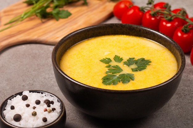 Soupe crémeuse au poulet et au fromage. Nourriture de confort.