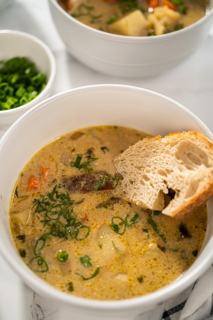 Soupe crémeuse aux champignons sauvages