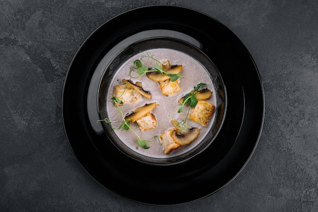 Soupe crémeuse aux champignons avec vue de dessus de champignons