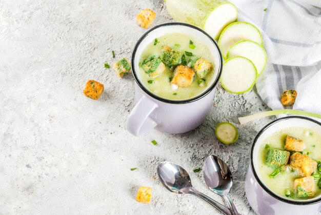 Soupe crémeuse aux courgettes