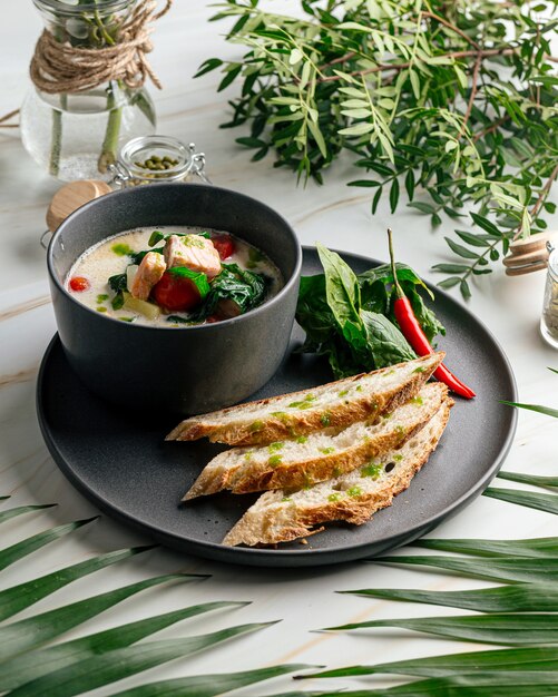 Soupe crémeuse aux épinards au saumon et baguette française croustillante