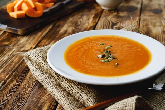 Soupe crémeuse à la citrouille dans un bol blanc