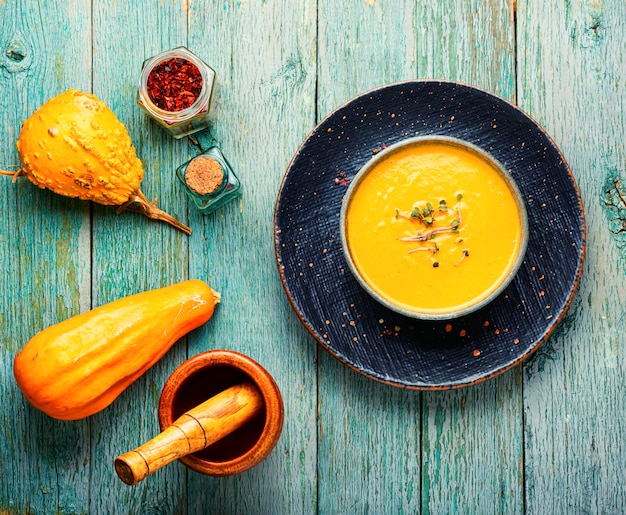 Soupe crémeuse à la citrouille savoureuse dans un bol