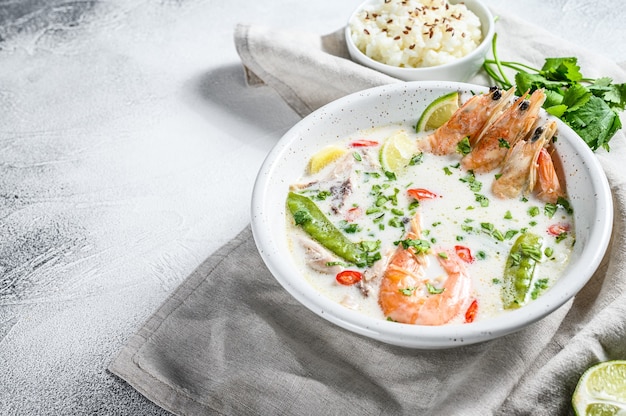 Soupe crémeuse épicée à la noix de coco avec poulet et crevettes