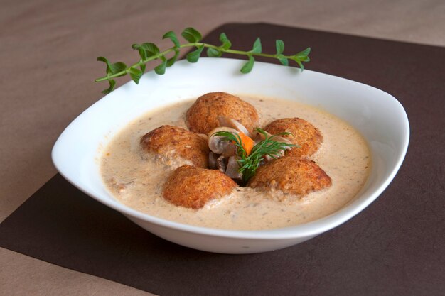 Soupe crémeuse maison aux boulettes de viande