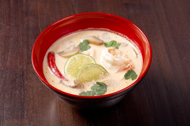 Soupe et crevettes à l'eau de coco.soupe japonaise