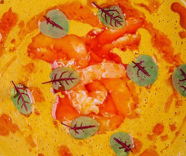 Photo soupe de crevettes tom yum close up