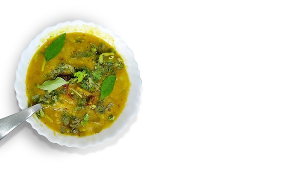 Soupe dal sambhar de collation traditionnelle du sud de l'Inde avec des feuilles de curry