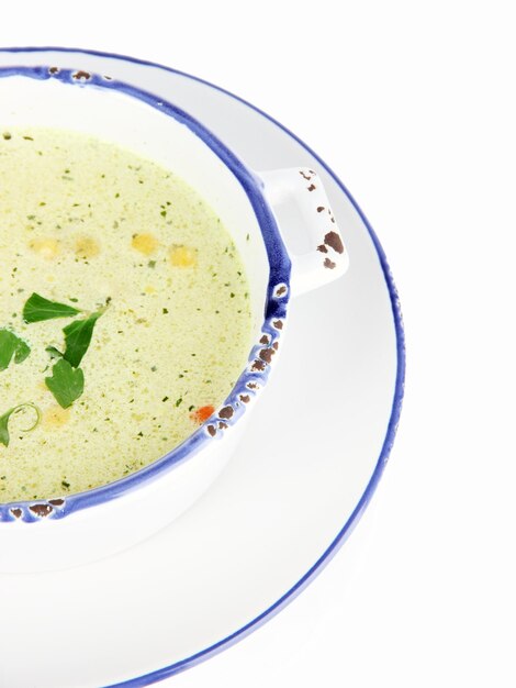 Soupe dans une assiette isolée sur blanc