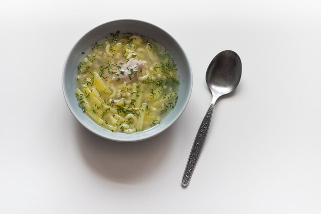 soupe dans une assiette sur la table