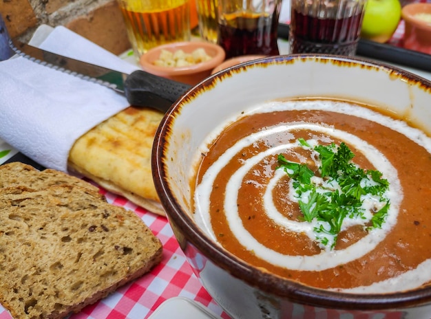 Soupe délicieuse et saine plats typiques de la ville de Bruges servis sur une terrasse de restaurant Cuisine belge traditionnelle