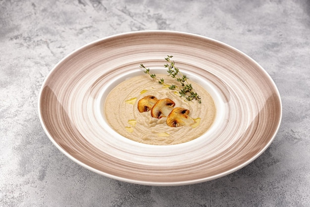 Soupe écrasée aux champignons et épices sur une assiette