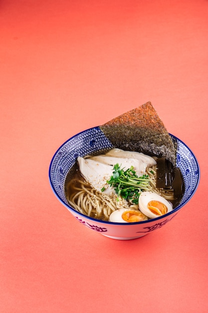 Soupe épaisse de nouilles ramen shio avec poulet et œufs