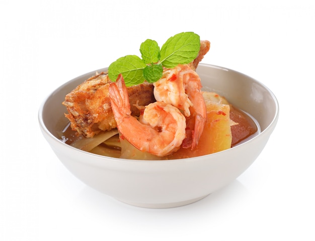 Soupe épicée et aigre aux crevettes et à la papaye, cuisine thaïlandaise.