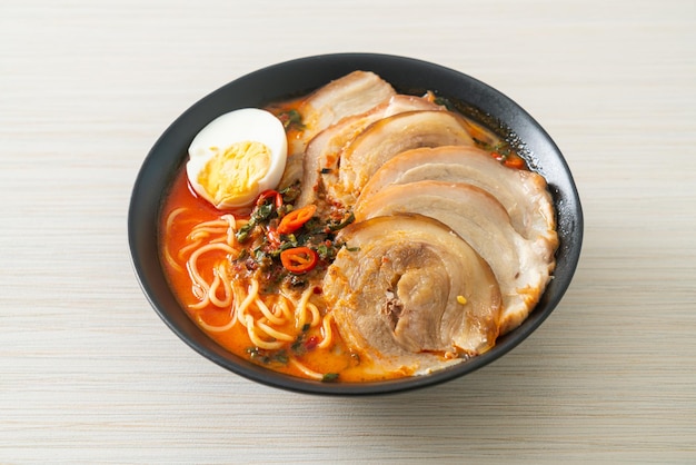 Soupe épicée au tomyum aux nouilles ramen avec rôti de porc - Style de cuisine fusion