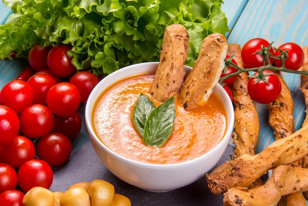 Soupe épicée aux tomates et croûtons