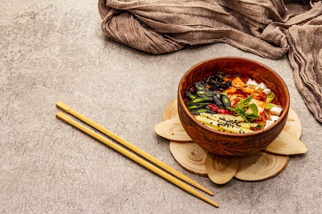 Soupe épicée coréenne traditionnelle avec kimchi, tofu, légumes. Plat chaud pour un repas sain