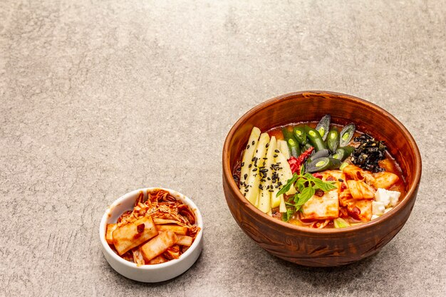 Soupe épicée coréenne traditionnelle avec kimchi, tofu, légumes. Plat chaud pour un repas sain