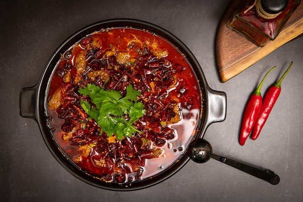 la soupe épicée dans une assiette