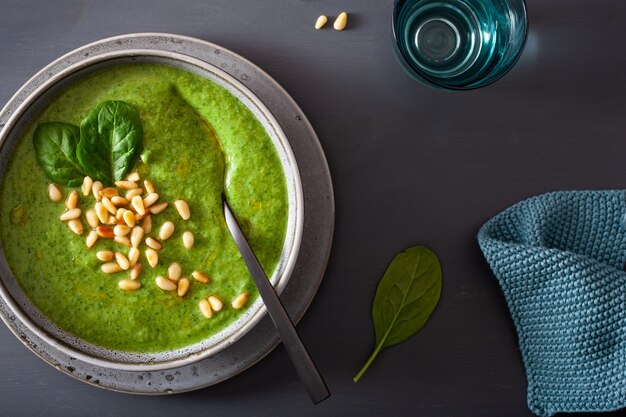 Soupe d'épinards au chou-fleur crémeux vert sur fond gris