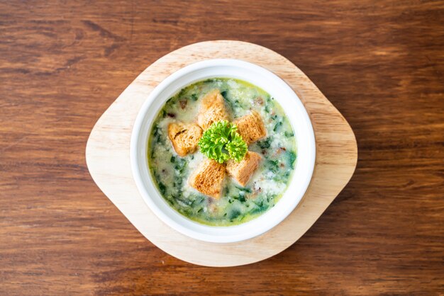 soupe d'épinards avec du pain dans un bol blanc