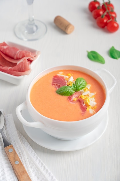 soupe espagnole salmorejo froide rafraîchissante à base de tomates servie avec du jambon ou du jambon et du vin