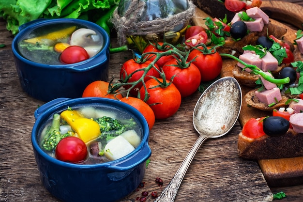 Soupe d&#39;été aux légumes frais