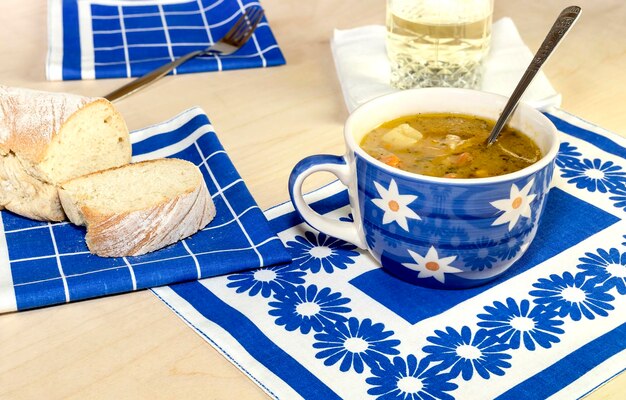 Soupe fraîche et savoureuse aux pois chauds dans un bol bleu sur un gros plan de table