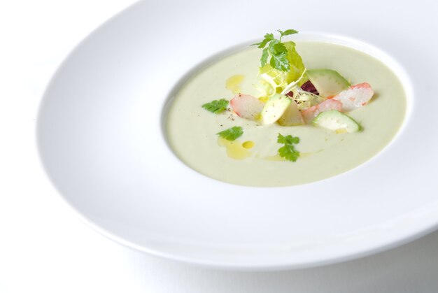 Soupe froide au crabe dans l'assiette