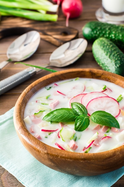 Soupe froide aux légumes, herbes et kéfir