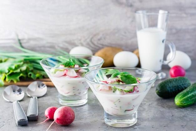 Soupe froide aux légumes, herbes et kéfir