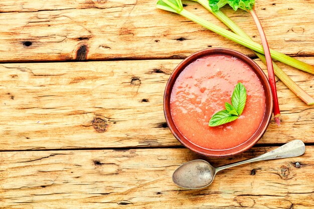 Soupe froide d'été à la rhubarbe