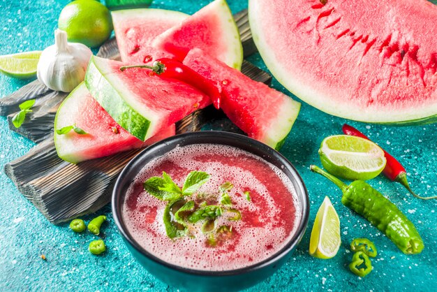 Soupe froide de gazpacho d'été