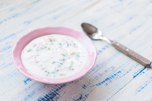 Soupe froide nationale aux légumes sur kefirokroshka sur fond de bois