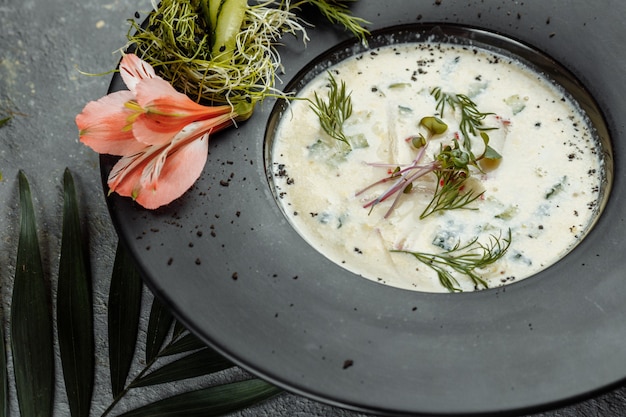 Soupe froide russe d'été traditionnelle avec kvas, okroshka avec jambon et légumes, nourriture.