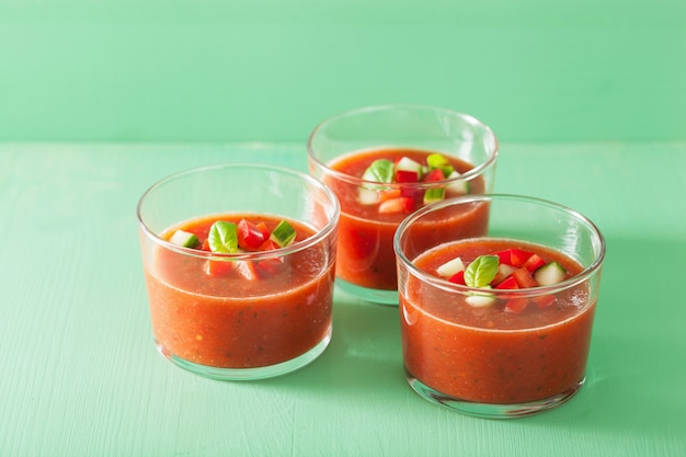 Soupe froide de tomates gaspacho dans des verres